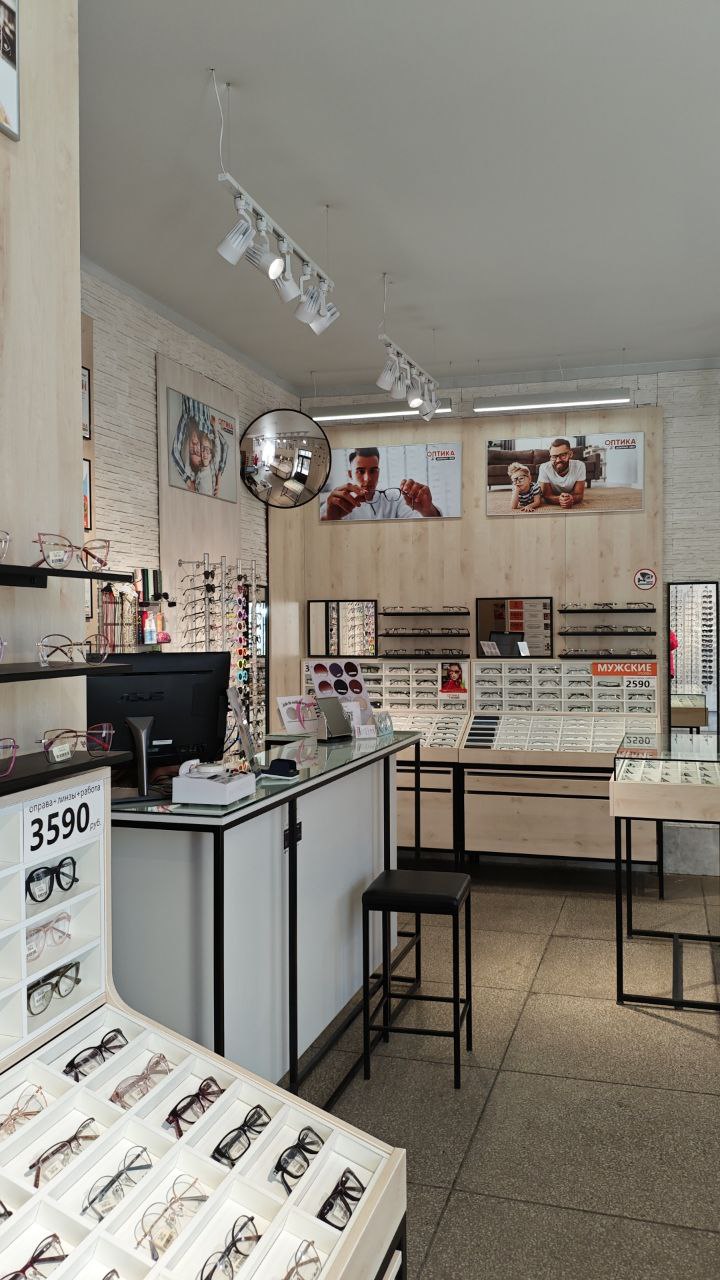 Зал с витринами и кассой